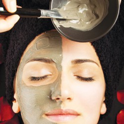 Đắp mặt nạ đất sét giúp trẻ hóa da mặt rất hiệu quả