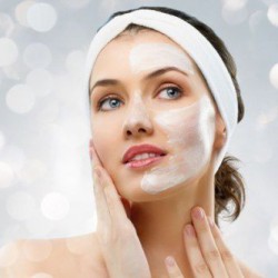 Rửa mặt sạch là bước đầu tiên để chăm sóc da mặt