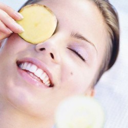 Đắp mặt nạ khoai tây cũng là cách chống lão hóa da vùng mắt rất hiệu quả